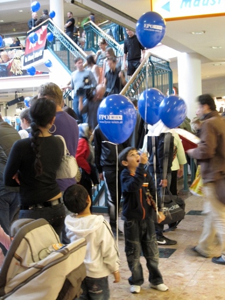 Kinder mit FPÖ-Luftballons